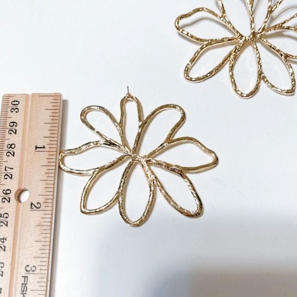 Hollow gold flower earrings M2 - Picture 4 of 5
